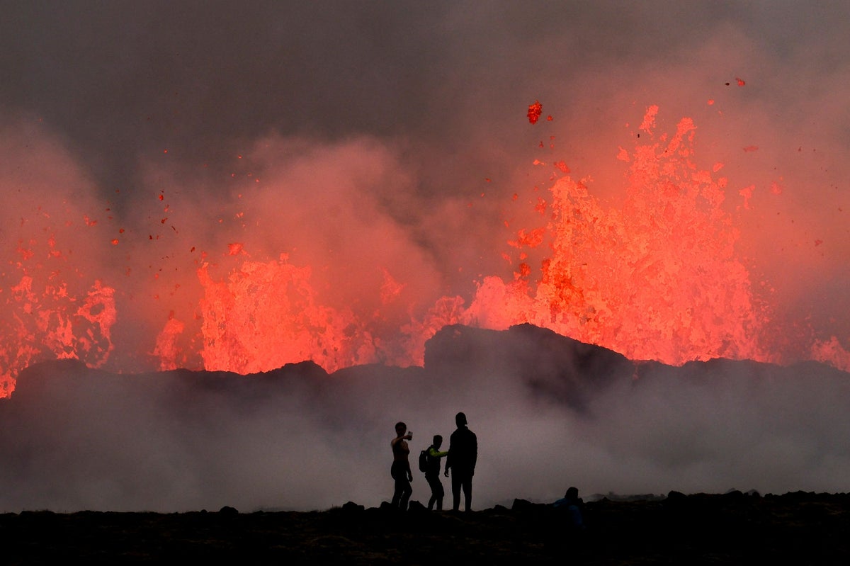 Shpërthim spektakolar i vullkanit në Islandë