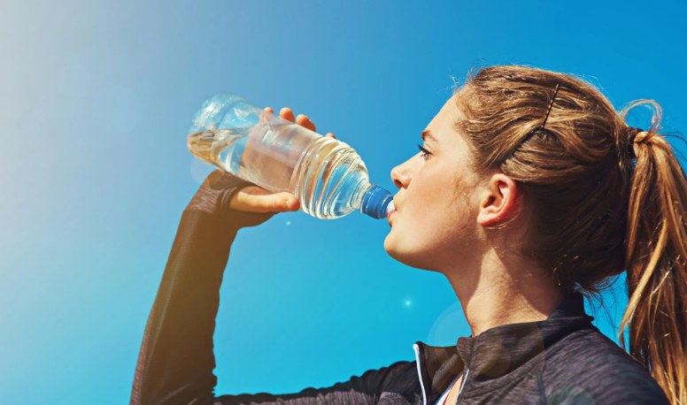 Rëndësia e hidratimit, si ndryshon trupi kur pini ujë