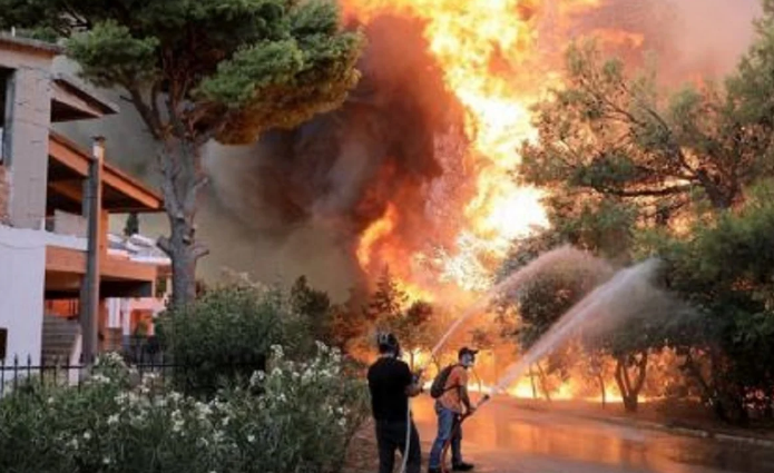 Vazhdon përhapja e zjarreve në Greqi, aleatët e BE-së dërgojnë ndihma