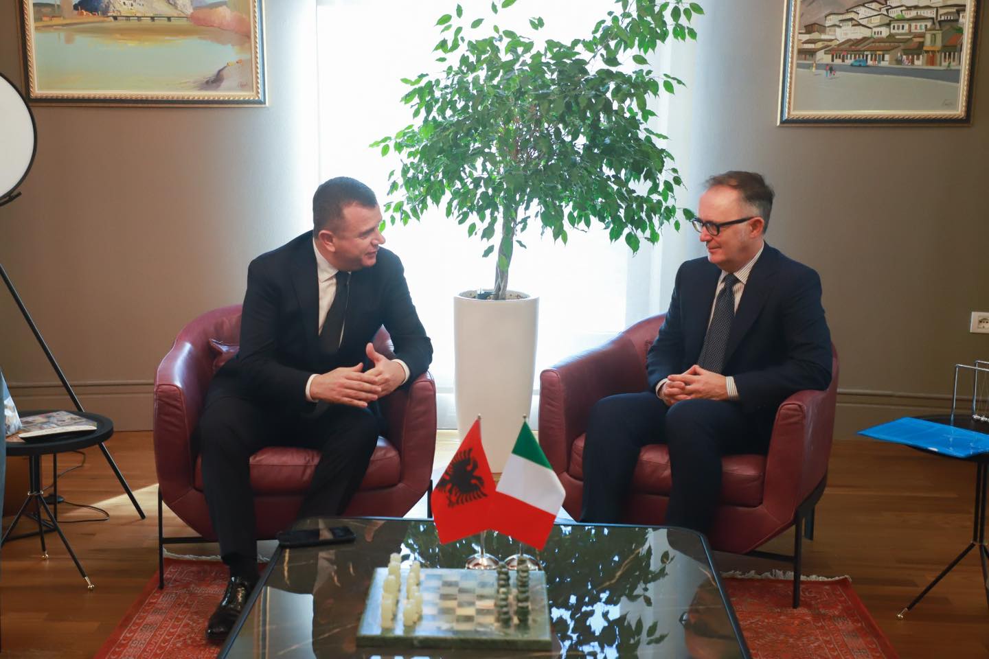 Ministri Balla takon ambasadorin Bucci: Bashkëpunim të ngushtë e strategjik me strukturat ligj-zbatuese italiane