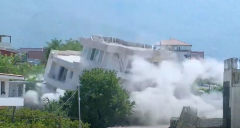 Hidhet në erë me shpërthim të kontrolluar ndërtesa 5-katëshe në Tiranë, familjarët shpërthejnë në lot