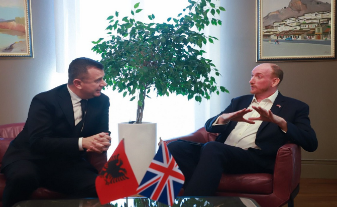 Balla takim me ambasadorin britanik: Bashkëpunim i ngushtë në luftën kundër krimit të organizuar dhe emigracionit ilegal