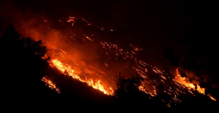 Autoritetet greke në alarm, zjarri në Rodos dhe Korfuz përhapet në mënyrë të pakontrolluar