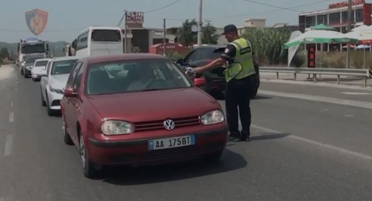 Temperaturat e larta në vend, policët e Krujës u shpërndajnë ujë qytetarëve dhe turistëve