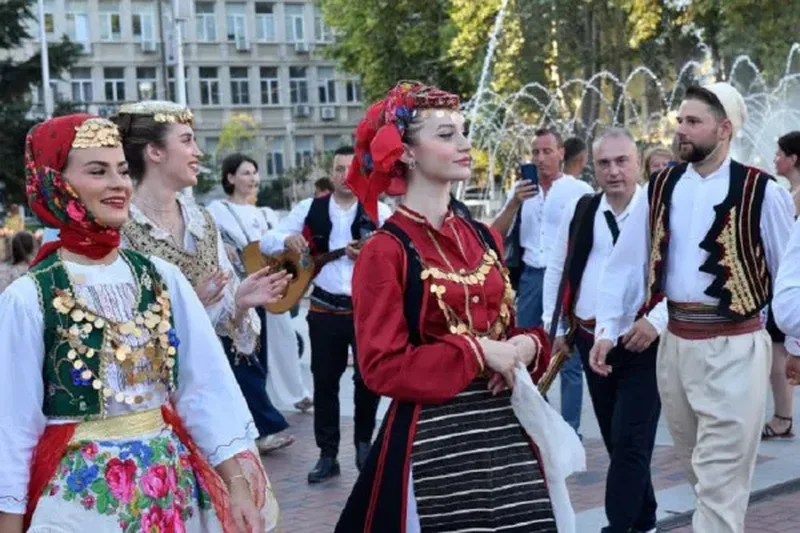 Ngre siparin Festivali i 32-të Ndërkombëtar Folklorik në Varna, në Detin e Zi!