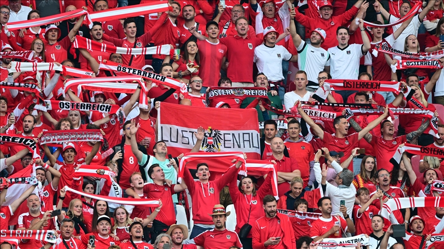 Tifozët austriakë brohoritën slogane të së djathtës ekstreme para ndeshjes me Türkiyen
