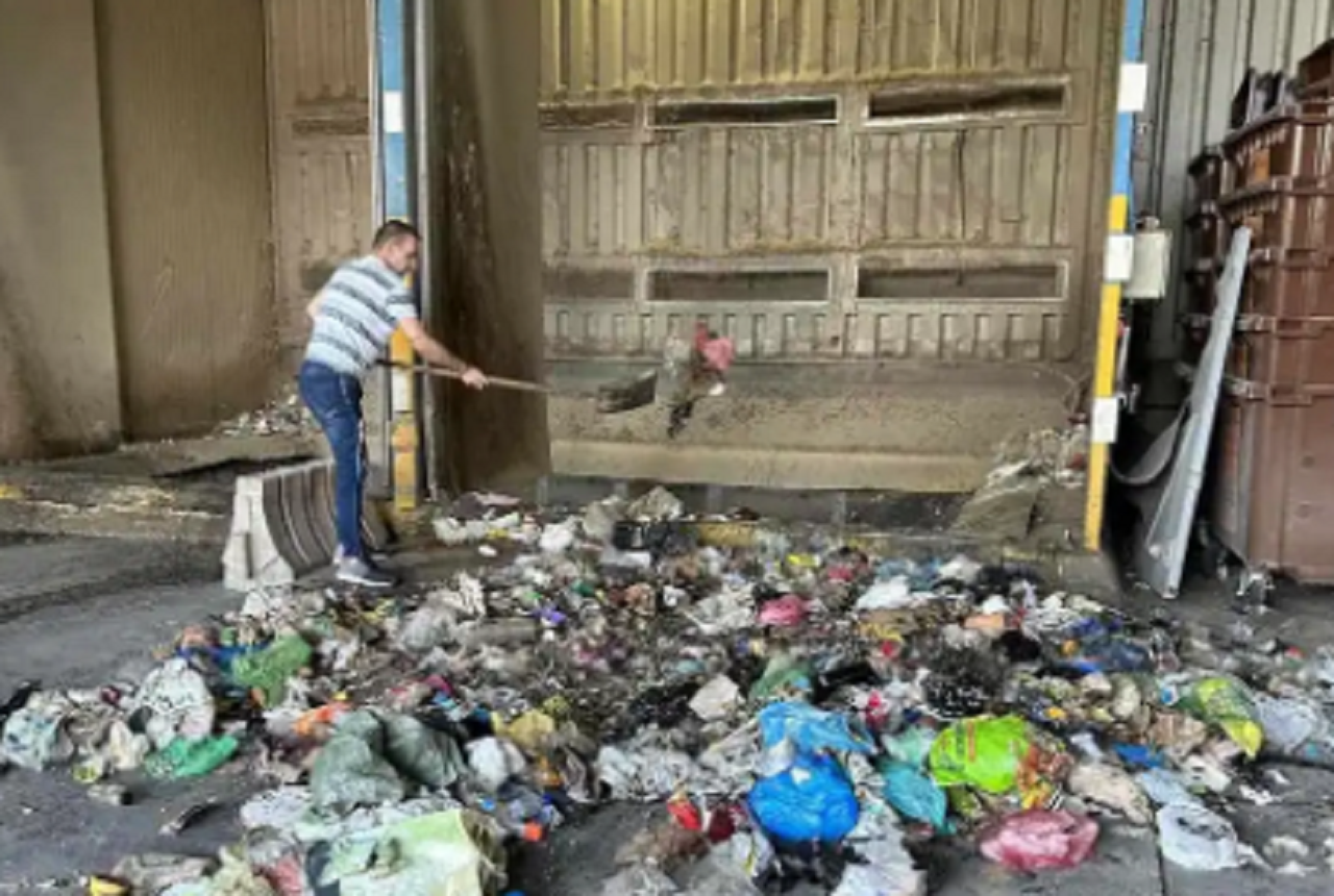 Hodhi gabimisht në koshin e mbeturinave çantën me bizhuteri mijëra euro, burrit nga Selaniku i bie të fiktë…