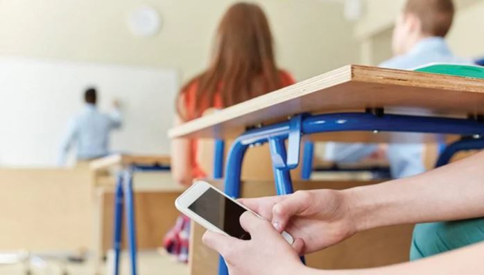 “Shpërqëndrojnë fëmijët”-  Holanda ndalon telefonat në klasa