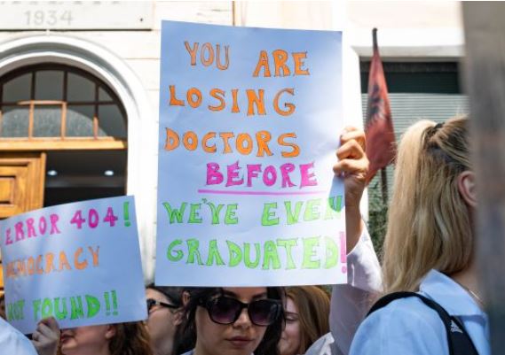 Studentët e mjekësisë paralajmërojnë protestë, kundërshtojnë vendimin e qeverisë
