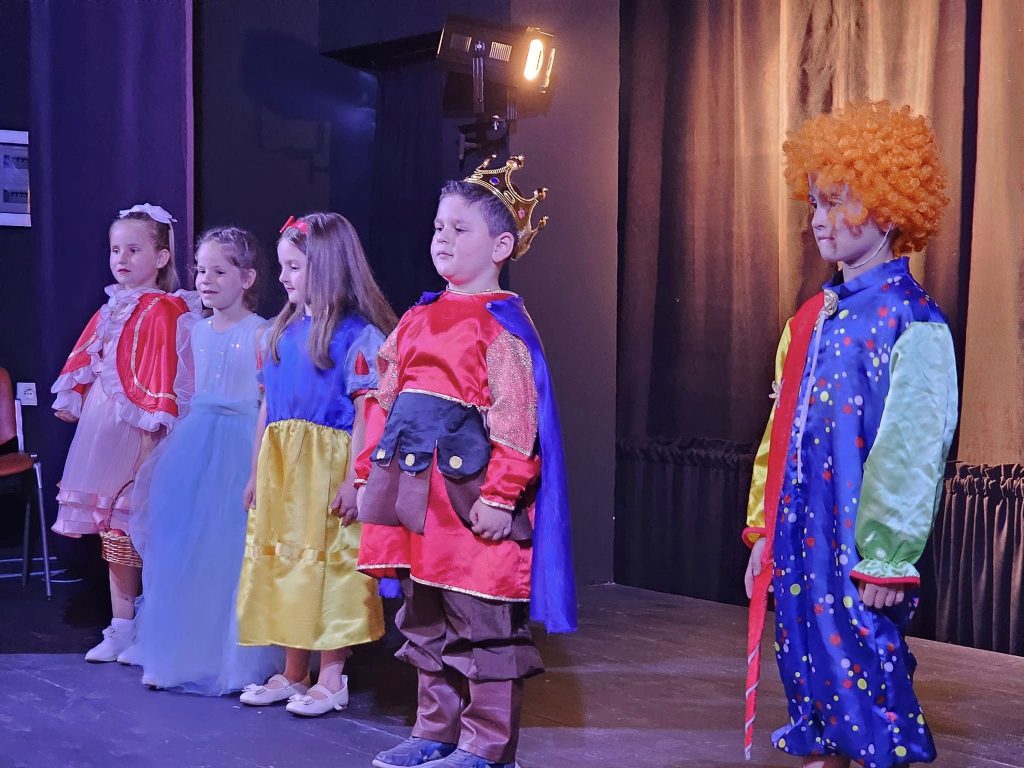 Festivali i kukullave “Xinxifilo” në Pogradec, traditë e dashur për trupat pjesëmarrëse dhe spektatorët e vegjël