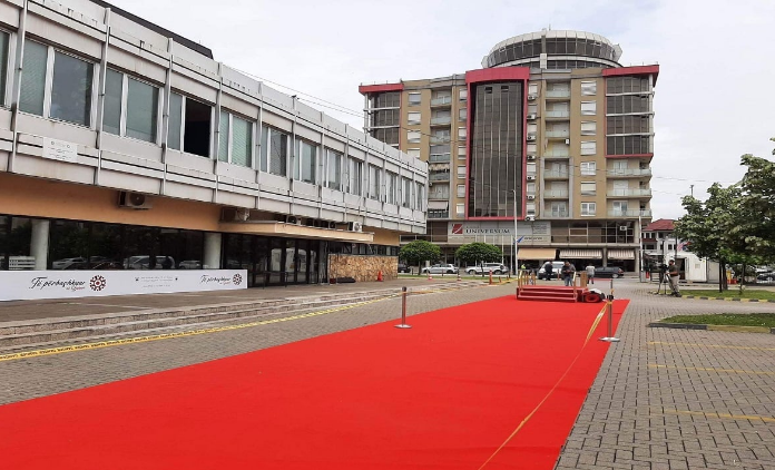 Me tapet të kuq, si duket sot Gjakova pas anulimit të mbledhjes së dy qeverive