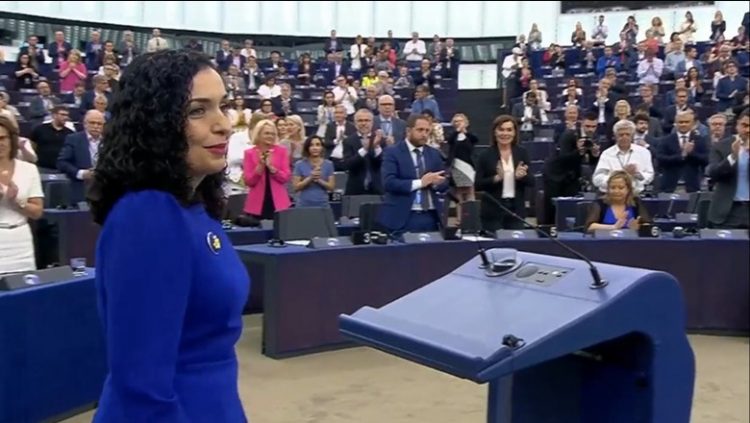 Mbajti fjalim në PE, eurodeputetët ngrihen në këmbë dhe nderojnë Vjosa Osmanin