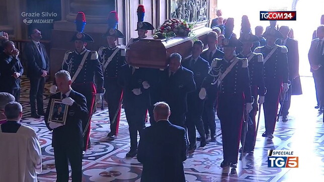Arkivoli i Berlusconit mbërrin në Katedralen e Milanos! Fëmijët dhe bashkëshortja shpërthejnë në lot