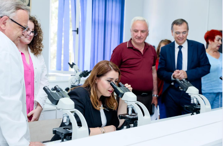Manastirliu: 500 mijë euro investime për infrastrukturën e kërkimit shkencor në Universitetin e Mjekësisë