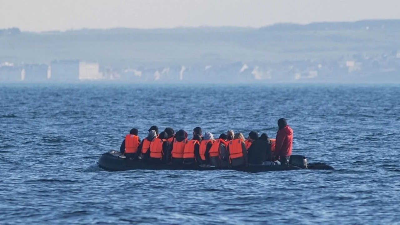 Rekord i ri! Anglia “në dëshpërim”, brenda ditës 900 emigrantë nga deti