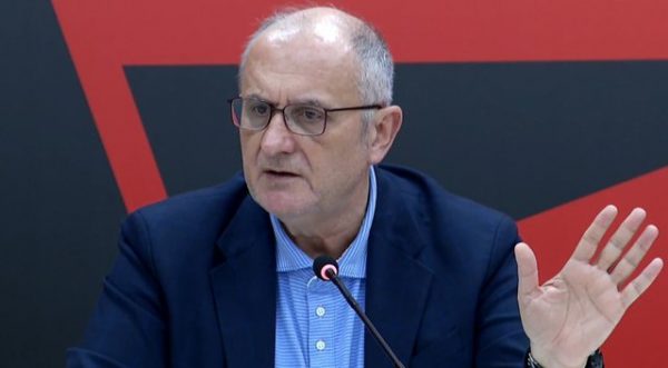 Veliaj u betua si kryetar në tarracën e Bashkisë, Vasili: Ka tmerr të përballet me këshilltarët e opozitës