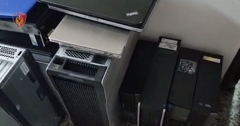 Kompjuterë, laptopë, dhoma serverash, ja çfarë gjeti policia brenda kampit të muxhahedinëve në Manzë