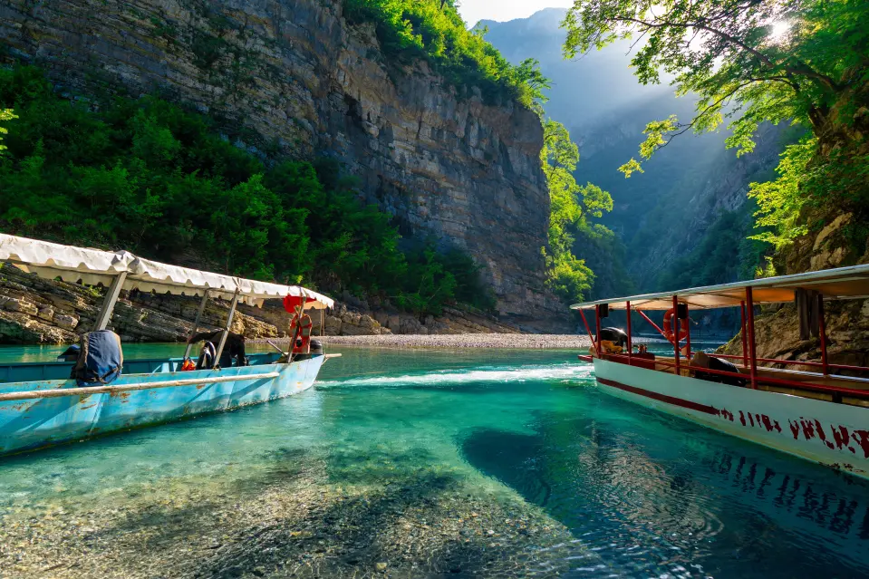 “The Sun”: Vizitoni Lumin e Shalës – “Tajlanda e Shqipërisë” me ujëra të pastra kristal