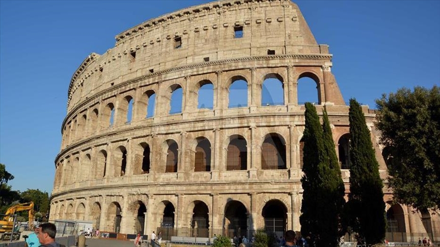  Italia në kërkim të turistit që gdhendi emrin në Koloseun e Romës