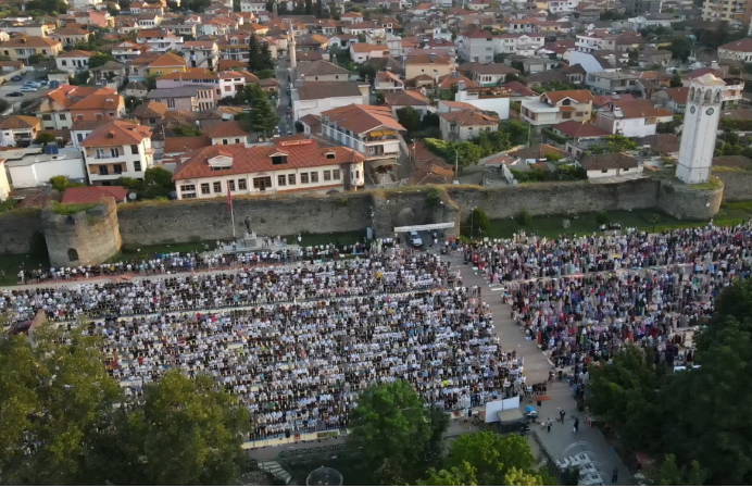 Qindra besimtarë falin namazin e Kurban Bajramit në Lushnjë, Elbasan dhe Durrës