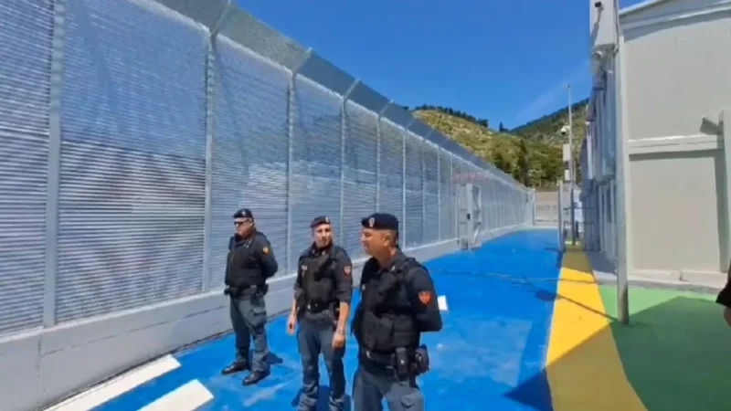 I ruajtur me policë italianë dhe nën mbikëqyrjen e kamerave, brenda qendrës së pritjes të emigrantëve në Shëngjin