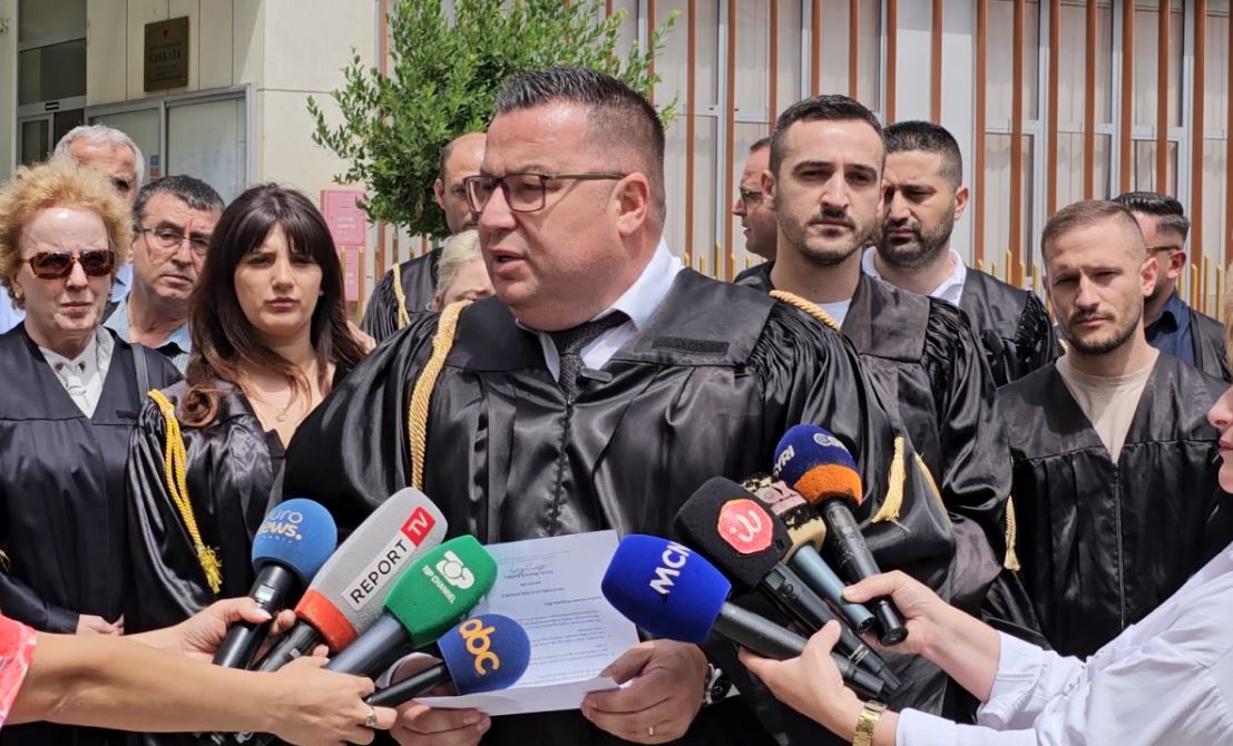 Dhuna ndaj Sokol Mëngjesit, avokatët e Elbasanit i bashkohen bojkotit tre ditor të seancave gjyqësore: Jemi ndjerë të kërcënuar!