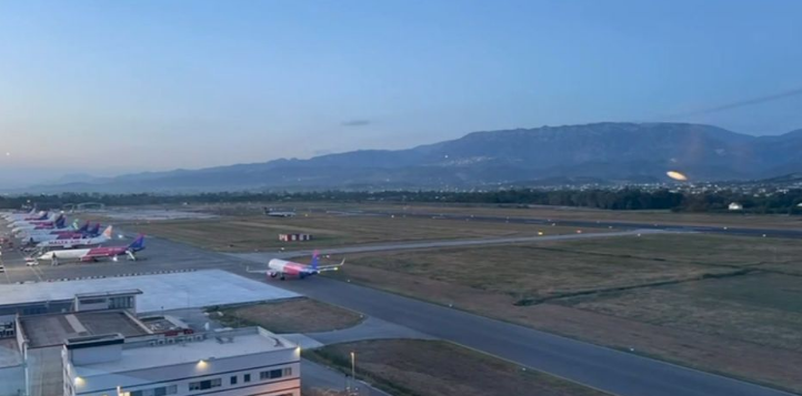 Balluku: Mbi 250 avionë në ditë në Aeroportin e Rinasit