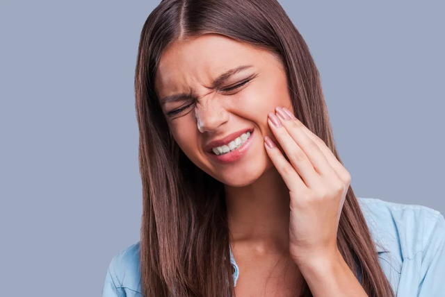 Tetë mënyra efektive për të ndaluar dhimbjen e dhëmbit në kushte shtëpie