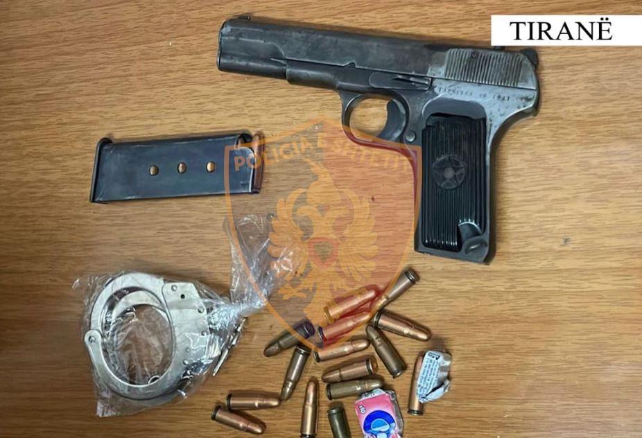 Me pistoletë, municion dhe pranga në çantë, arrestohet i 'forti' te '5 Maji'