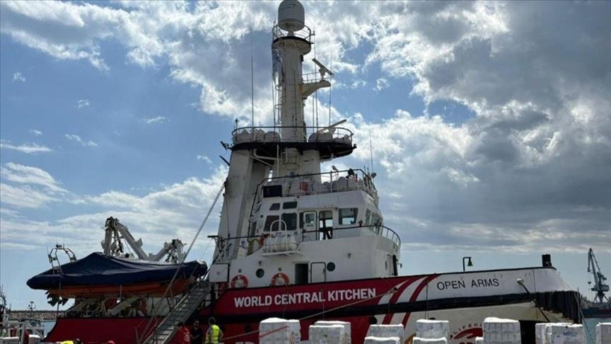 Anija me ndihma humanitare niset për në Gaza nëpërmjet ishullit të Qipros