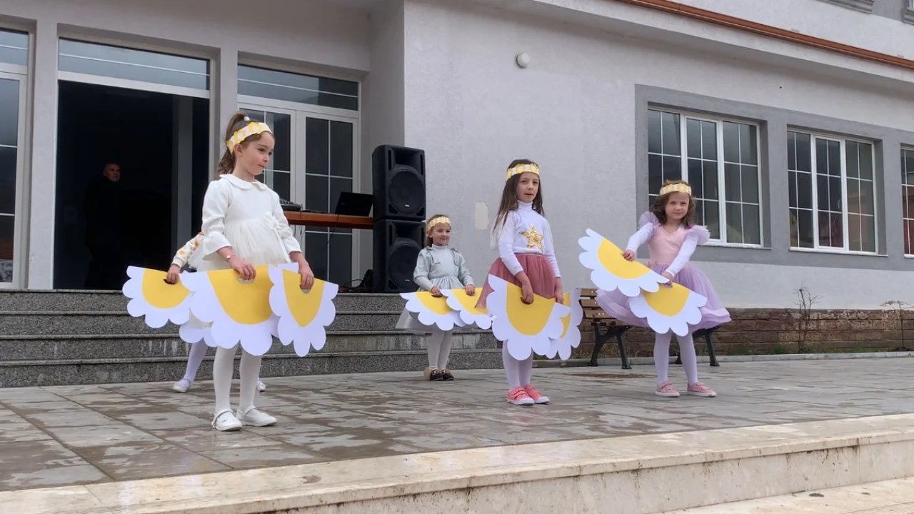 Bulqizë, nisin festimet e Ditës së Verës! Fëmijët e kopshteve të qytetit krijojnë atmosferë festive me simbole të festës