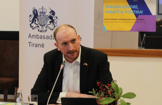Ambasadori britanik për emigrimin e shqiptarëve: Të frenojmë këtë fenomen
