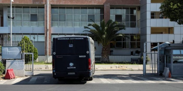 Dhunuan barbarisht të burgosurin shqiptar, lirohen 4 policët e burgut në Greqi