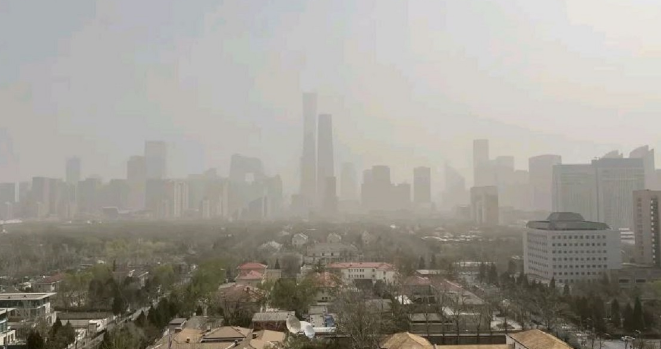 Stuhitë e rërës mbulojnë Pekinin dhe Kinën veriore, ndotja e ajrit në nivele ekstreme