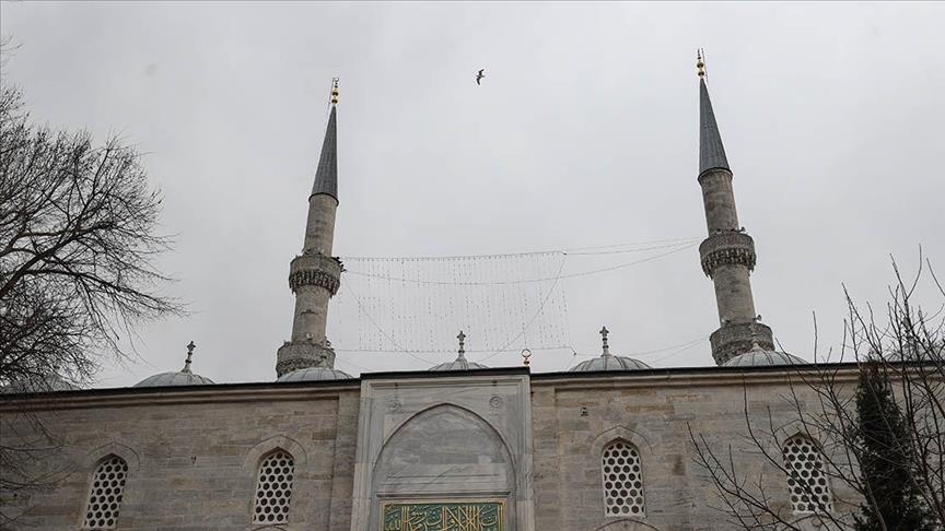 Istanbul, në prag të Ramazanit xhamitë zbukurohen me Mahya
