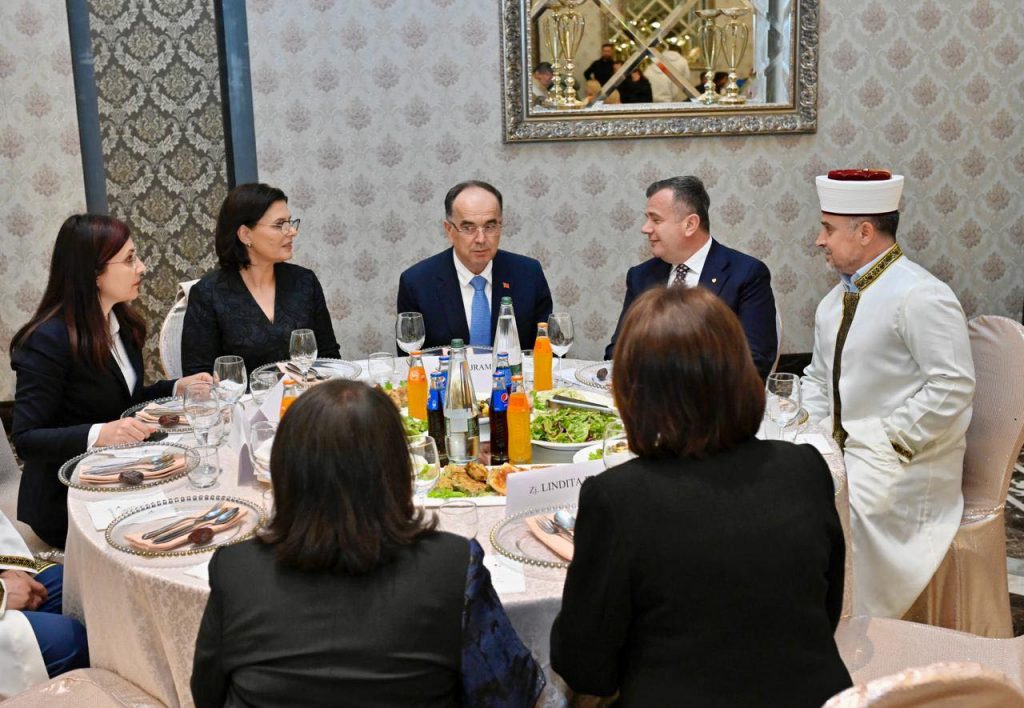 Balla ndan foto nga darka iftarit e shtruar nga Presidenti Begaj në Lushnjë