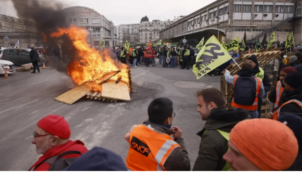 Vijojnë protestat në Francë/ Marrin pjesë 2 milionë protestues, 175 policë të plagosur
