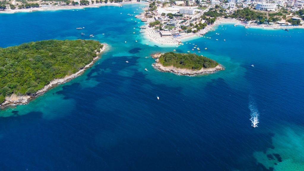 ”Voyages et Tourisme”: Riviera Shqiptare ndërthurje unike e ujërave të kristalta, plazheve ranore dhe qetësisë