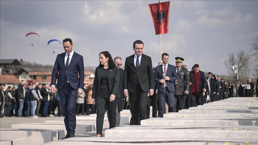 Kosovë, liderët shtetërorë bëjnë homazhe në Prekaz