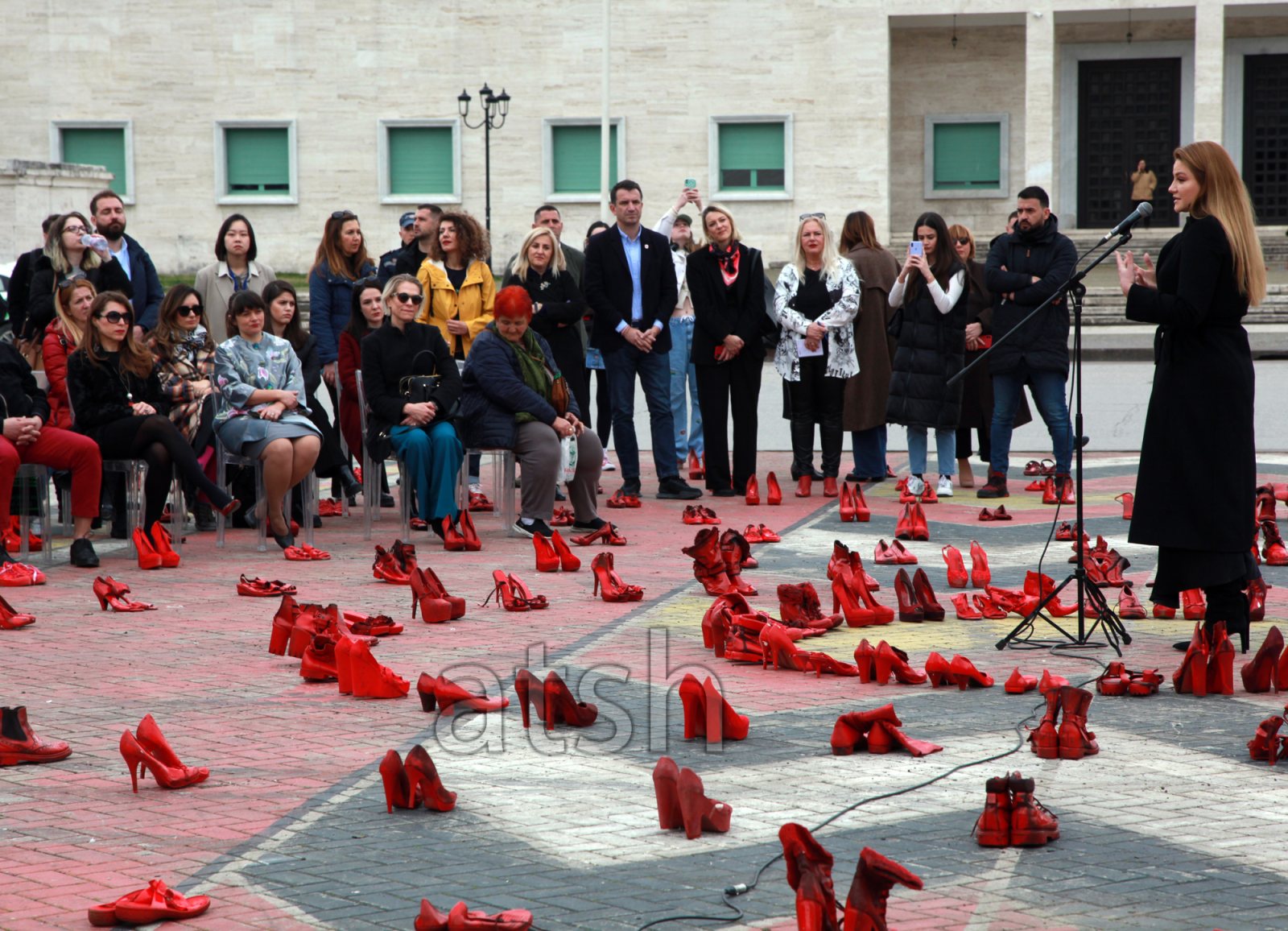 “Këpucët e kuqe”, mesazhe kundër dhunës ndaj grave