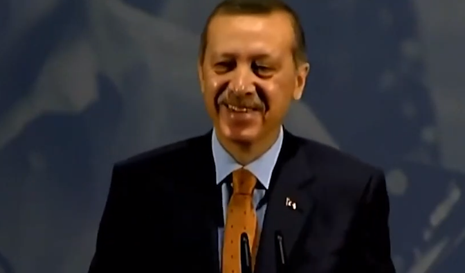Pamjet e reja virale me hashtag ‘BanaSenLazımsın’ shfaqin momente gazmore të presidentit Erdogan