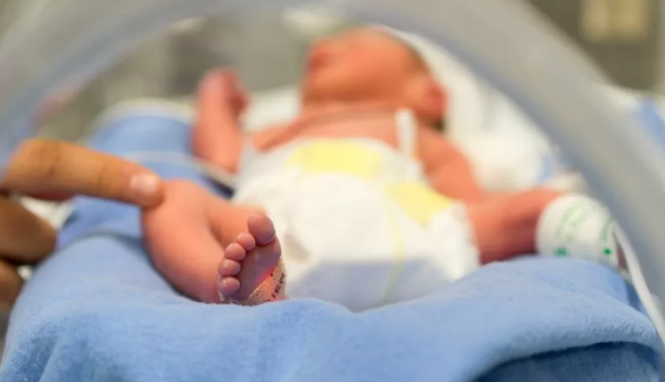 Lind foshnja e parë nga ADN-ja e tre personave, në Mbretërinë e Bashkuar