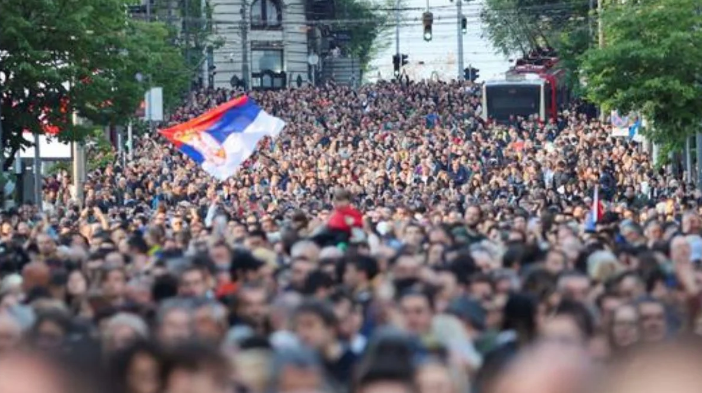 Protesta të mëdha pas vrasjeve masive në Serbi