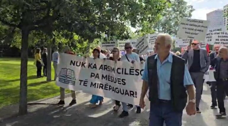 1 Maji, mësuesit protestë para Ministrisë së Arsimit: Të dyfishohen pagat