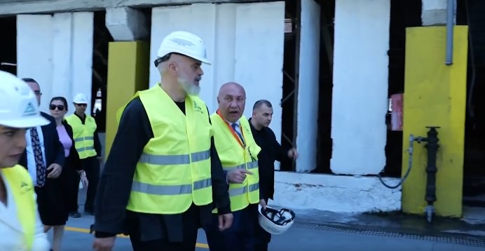 Rama në impiantin e Ferrokromit në Elbasan: Pagë mesatare 900 euro dhe ushqim falas në vendin e punës