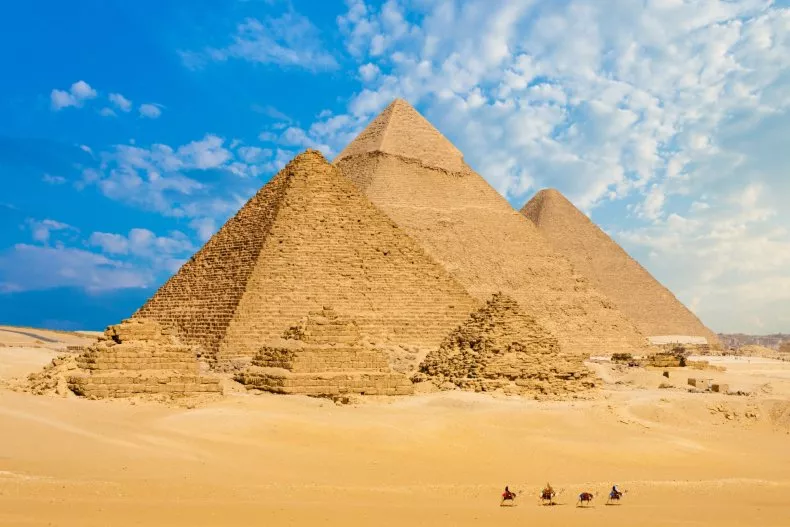 Arkeologët zbulojnë 'anomali' misterioze nëntokësore pranë piramidave të Gizës
