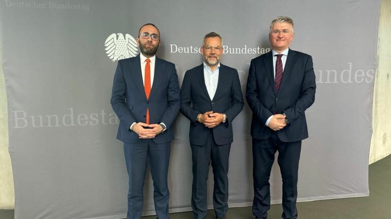 Gazment Bardhi dhe Agron Gjekmarkaj takojnë Kryetarin e Komisionit të Jashtëm në Bundestag: Autoritarizmi i Qeverisë së Ramës kundër aspiratës për Shqipërinë europiane