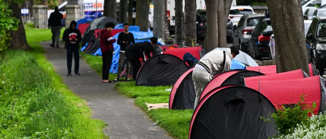 Pasojat e ligjit “Ruanda” vështirësojnë edhe më shumë situatën/ DW: Emigrantët në Irlandë, midis fronteve me çadra plastike