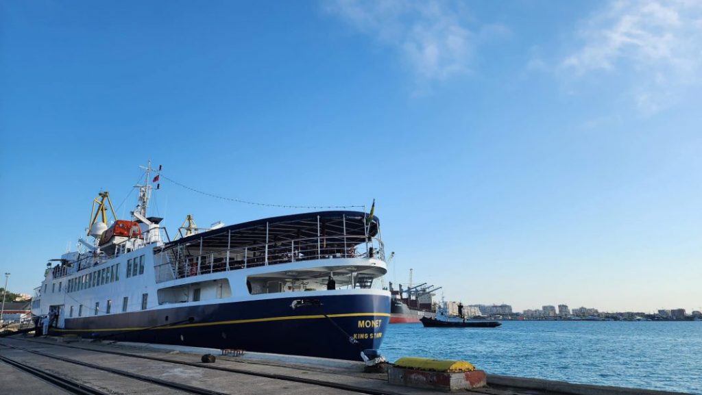 Kroçera “Monet” me turistë britanikë viziton sërish Durrësin