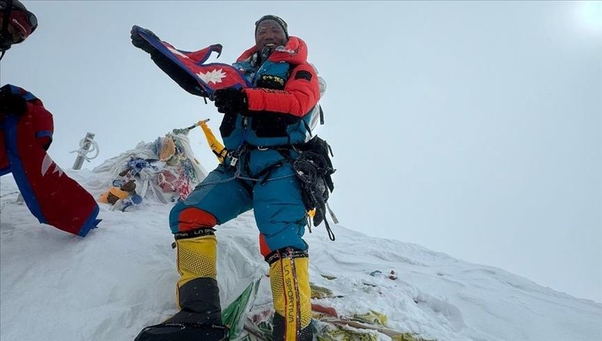 Udhërrëfyesi i njohur nga Nepali ngjitet në Everest për të 30-tën herë